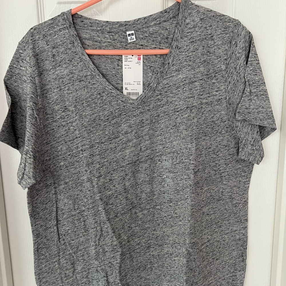Uniqlo V-neck t-shirt